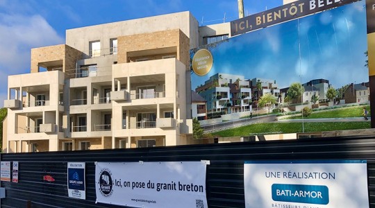 À Saint-Grégoire, le Groupe LAUNAY soutient l’artisanat local et utilise du granit breton.
